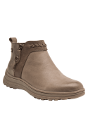 Botín de cuero café para mujer con caña baja, ideal para un look casual, suela robusta y costuras visibles artesanales.