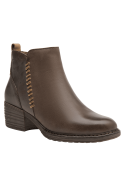 Botín de cuero café para mujer, diseño moderno y elegante, con costura en zigzag lateral, ideal para ocasiones formales.