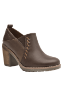 Zapato de cuero café con diseño robusto, perfecto para outfits casuales o semi formales, brindando estabilidad y estilo.