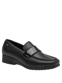 Zapato mocasín negro de cuero para mujer, elegante con banda distintiva sobre el empeine.