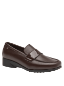 Mocasín de cuero marrón para mujer, diseño clásico con banda sobre el empeine, ideal para ocasiones formales e informales.