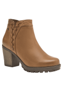 Botín de cuero camel para mujer, altura hasta el tobillo, costuras trenzadas traseras que añaden originalidad al diseño.
