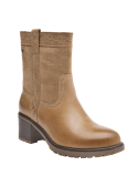 Calzado de cuero camel para mujer con diseño sobrio y detalle de costura, adecuado para diferentes ocasiones cotidianas.