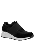 Zapatilla negra de mujer, casual, cuero y textil, ideal para uso prolongado con suela elevada y antideslizante.