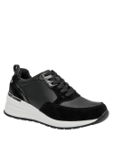 Calzado casual negro de mujer, mezcla de gamuza y sintético, detalle metálico en el talón, ideal para el uso diario.