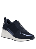Zapatilla azul casual para mujer, con patrón reptil y pestaña trasera, combinando estilo y ajuste fácil en el uso diario.