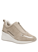 zapatilla de cuero beige para mujer con refuerzo en el talón que brinda mayor soporte y comodidad al caminar.