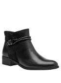 Botín negro de cuero para mujer con diseño minimalista, textura lisa y adorno de correas con hebilla lateral.