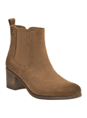 Botín camel de mujer estilo chelsea, en cuero gamuza con paneles elásticos para fácil colocación.