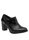 Zapato de vestir negro en cuero, con detalles como la correa y botón, proporcionando un ajuste seguro y elegante.