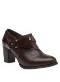 Botín de cuero café para mujer, con correa cruzada y botón metálico. Ideal para ocasiones formales.