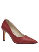 Elegante zapato de vestir rojo en cuero, diseño clásico con acabado suave y brillante para eventos formales.