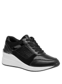 Zapatilla negra de cuero para mujer, con borde superior reforzado en el talón, plataforma y diseño elegante.