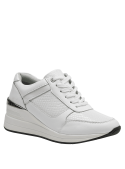 Zapatilla blanca de cuero para mujer con diseño casual y elegante, destacando patrón tipo reptil en costados y lengüeta.
