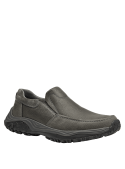 Mocasín de cuero gris para hombre, estilo casual, con diseño slip-on y costuras visibles que destacan su aspecto artesanal.