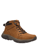 Calzado masculino camel en cuero, con lengüeta acolchada y tirador trasero, ofreciendo comodidad y fácil colocación.