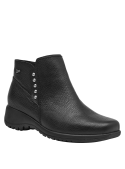 Botín negro de cuero para mujer, diseño moderno con caña corta y apliques laterales, ideal para uso urbano.