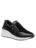 Zapatilla negra de cuero para mujer, con detalles de costura en la parte superior que añaden interés visual.