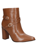 Botín camel de cuero para mujer, con correas cruzadas y hebillas metálicas decorativas, perfecto para un ajuste cómodo.