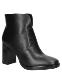 Botín negro de cuero para mujer, estilo casual, con diseño elegante y moderno, caña corta y punta redondeada.