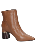 Botín camel para mujer de cuero suave, estilo casual, diseño minimalista con tacón ancho y detalle metálico.