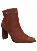 Botín moderno de cuero café para mujer, corte elegante, taco cuadrado, ideal para un look casual y distinguido.