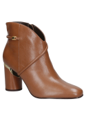 Botín camel de cuero para mujer, diseño casual con tacón ancho y alto, correa decorativa cruzada con adorno metálico.