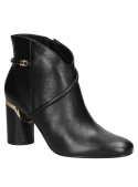 Botín femenino de cuero negro, líneas limpias y superficie pulida, ideal para un look casual sofisticado.