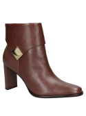 Botín casual de cuero café para mujer, con taco alto y grueso, solapa doblada y detalle de hebilla sofisticada.