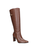 Bota café de mujer en cuero con tacón alto cuadrado, diseño elegante para uso casual o formal, caña alta bajo la rodilla.