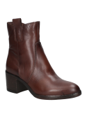Botín café de cuero liso para mujer, diseño clásico y elegante, ideal para un estilo casual con taco medio cómodo.