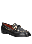 mocasín de cuero negro para mujer con banda decorativa y tachas, combinando elegancia y estilo moderno