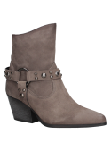 Botín taupe de cuero para mujer con tachas metálicas, diseño vaquero moderno y caña media arrugada.