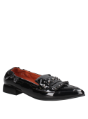 Zapato negro de cuero para mujer con diseño mocasín, detalle de remaches metálicos y acabado brillante.