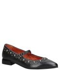 Zapato de cuero negro tipo bailarina para mujer con tachas metálicas y tira ajustable, diseño clásico y moderno.