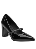 Zapato de charol negro con tacón alto cuadrado, diseño sofisticado y seguro gracias a su correa ajustable.