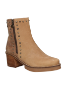 Botín de cuero camel con suela resistente y cierre lateral, diseño moderno con tachas, ideal para estilo urbano casual.