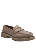 Mocasín casual de cuero taupe para mujer, detalle artesanal en costuras y lengüeta trenzada, ideal para uso diario.