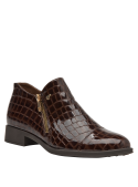 Zapato de cuero café con textura reptil, charol femenino, cremallera lateral, versatilidad para atuendos urbanos.