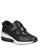 zapatilla negra de cuero para mujer con sistema de cierre de velcro, práctica para ajuste fácil y rápido.