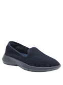 Calzado slip-on azul para mujer, estilo urbano, diseño minimalista y suela que mejora la estabilidad.