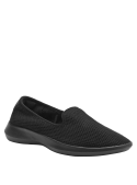 calzado casual negro de mujer, slip-on con suela de goma, perfecto para un estilo relajado y urbano en Chile.