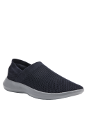 Zapatilla azul de hombre, urbana y sin cordones, con tela tejida que ofrece comodidad y estilo informal.