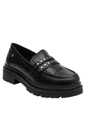 Mocasín negro de cuero para mujer con acabado tipo reptil y tira decorativa con tachas metálicas en la capellada.