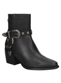 Calzado de mujer tipo botín en cuero negro, textura reptil, detalles metálicos, estilo western audaz y funcional.