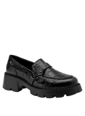 Mocasín negro de cuero con suela plataforma y textura de reptil, ofreciendo comodidad y un toque audaz.