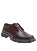 Calzado de cuero café para mujer, diseño elegante con suela gruesa y puntera redondeada, ideal para oficina.