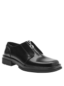 Zapato de cuero negro para mujer, combina elegancia y comodidad, ideal para uso en oficina por su diseño sofisticado.