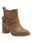 Botín de cuero camel para mujer con textura de reptil en la parte frontal y laterales, estilo vaquero moderno y robusto.