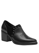 Zapato negro de cuero para mujer con tachas metálicas decorativas que añaden un toque moderno y elegante.